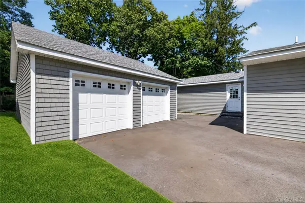 31 Rosemary PL, East Islip, NY 11730