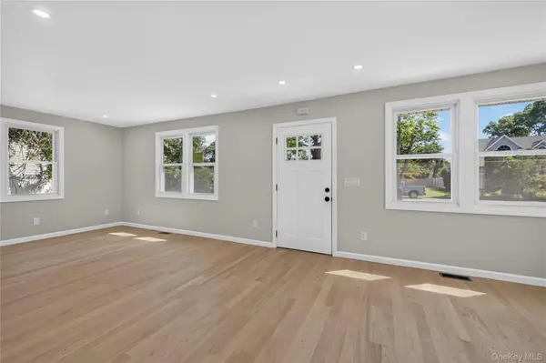 31 Rosemary PL, East Islip, NY 11730