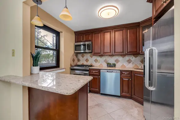 44 Terrace CIR #1D, Great Neck, NY 11021