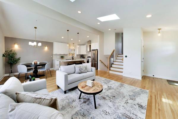 3 W White Oak ST, Arlington Heights, IL 60005