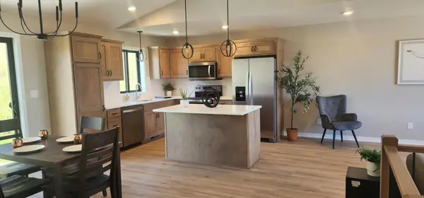 610 Mulligan DR, Zumbrota, MN 55992