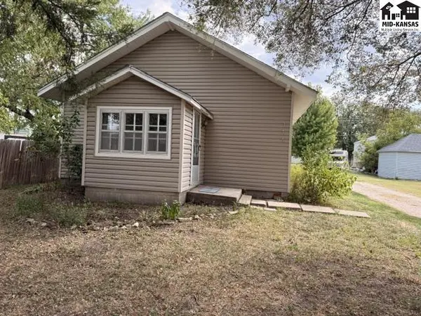 314 N McPherson St, Galva, KS 67443
