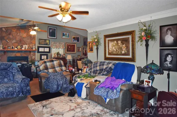 1861 Plaza DR, Hickory, NC 28602