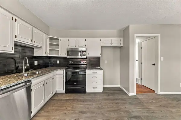 9591 Outlook DR, Overland Park, KS 66207