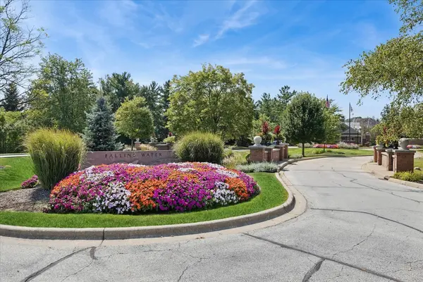 9200 Falling Waters DR #9200, Burr Ridge, IL 60527