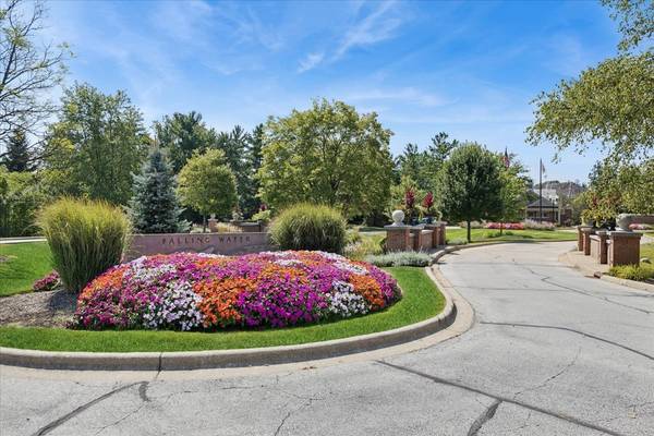 9200 Falling Waters DR #9200, Burr Ridge, IL 60527