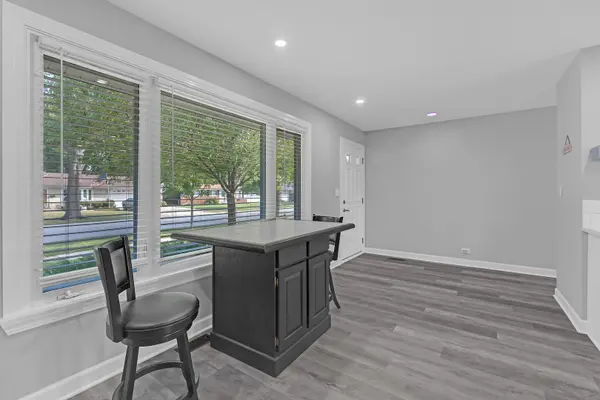 224 Redwood AVE, Elk Grove Village, IL 60007