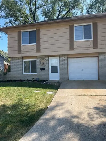 6963 Chapel Woods LN, Kansas City, MO 64152