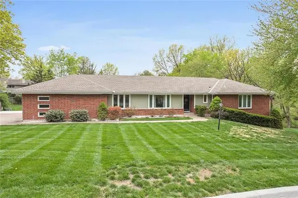 4212 NW Briarcliff LN, Kansas City, MO 64116