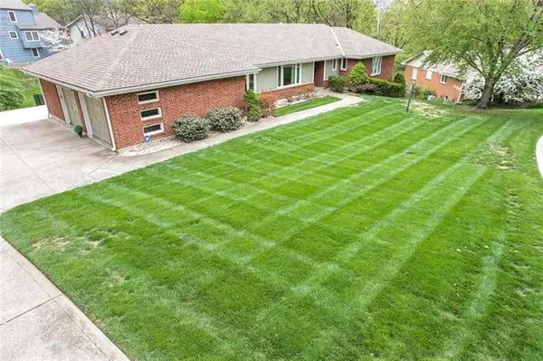 4212 NW Briarcliff LN, Kansas City, MO 64116
