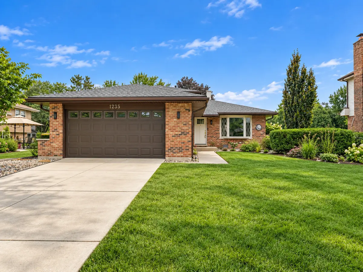1235 Virginia DR, Westmont, IL 60559