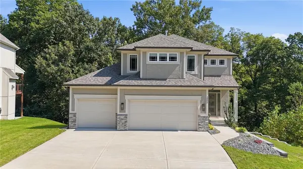 5805 Thousand Oaks DR, Parkville, MO 64152