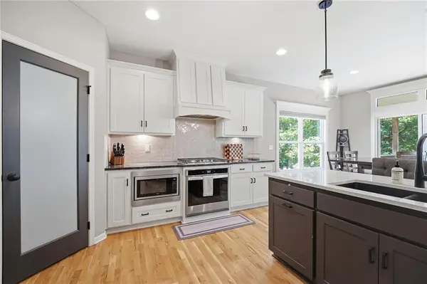 5805 Thousand Oaks DR, Parkville, MO 64152