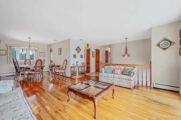 21 Page DR, Hicksville, NY 11801