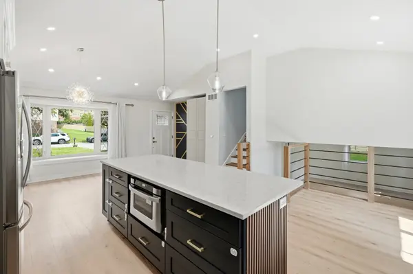 1235 Virginia DR, Westmont, IL 60559