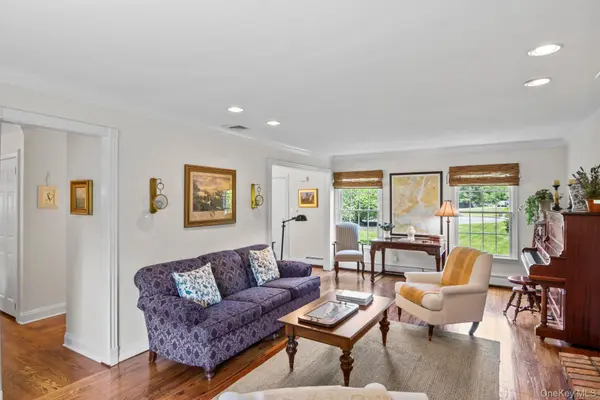 17 Lemark CT, East Setauket, NY 11733