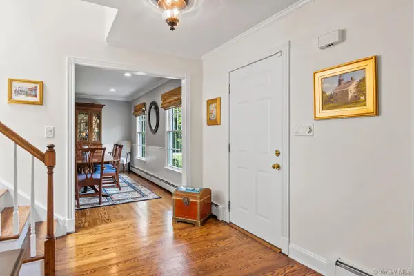 17 Lemark CT, East Setauket, NY 11733