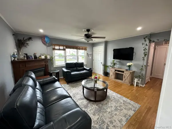 32 Terrace PL, Hicksville, NY 11801