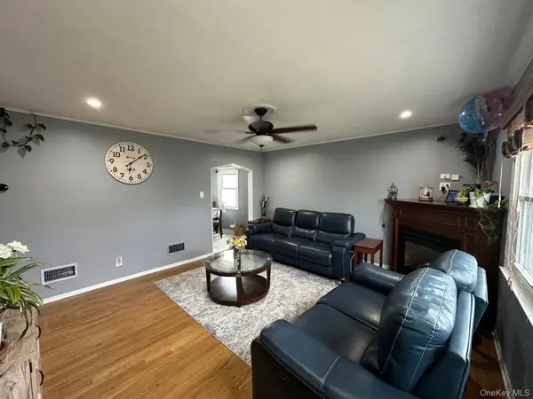 32 Terrace PL, Hicksville, NY 11801