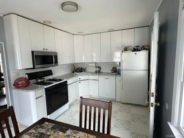 32 Terrace PL, Hicksville, NY 11801