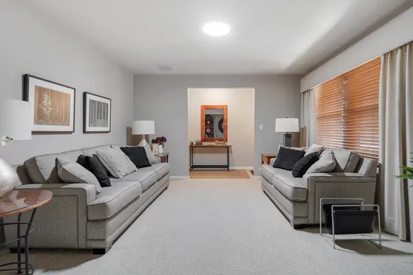 569 Northampton CIR, Elk Grove Village, IL 60007