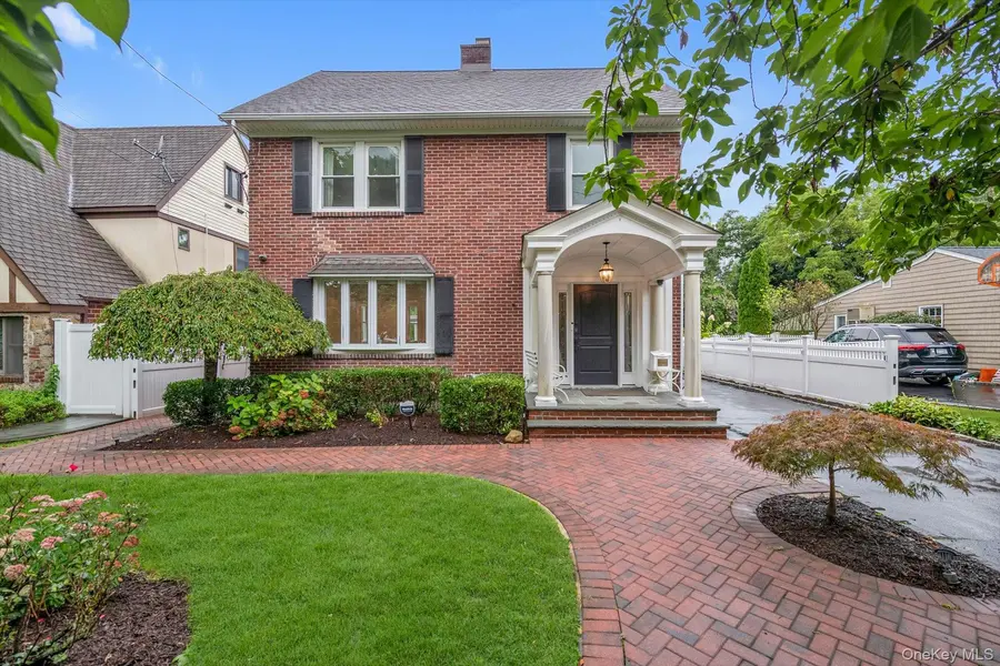 153 Powerhouse RD, Roslyn Heights, NY 11577