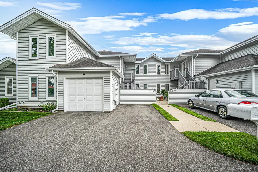 704 Fenway RD, Saint James, NY 11780