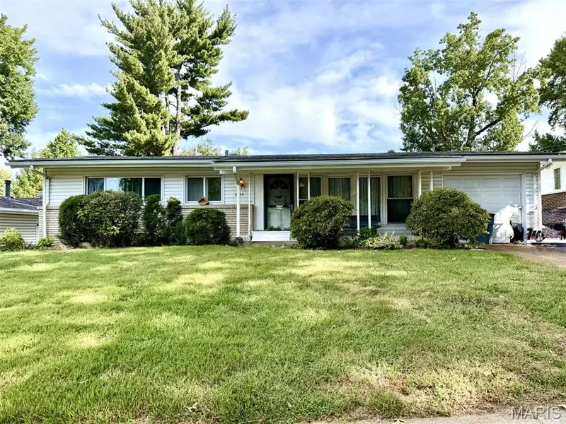 3115 Durwood DR, Florissant, MO 63033