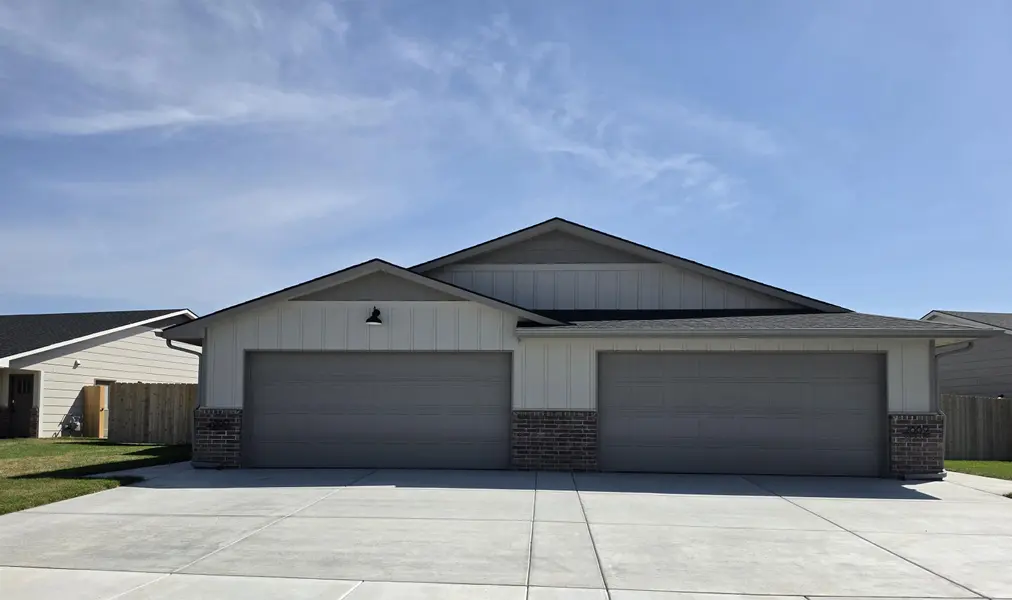2869 S Cedar Crest Ct, Wichita, KS 67215