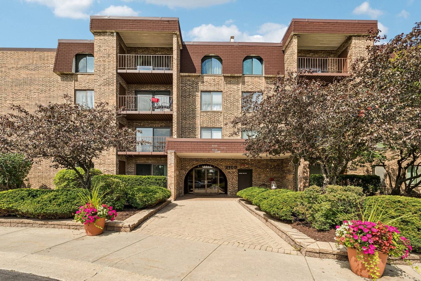 2100 Valencia DR #215B, Northbrook, IL 60062