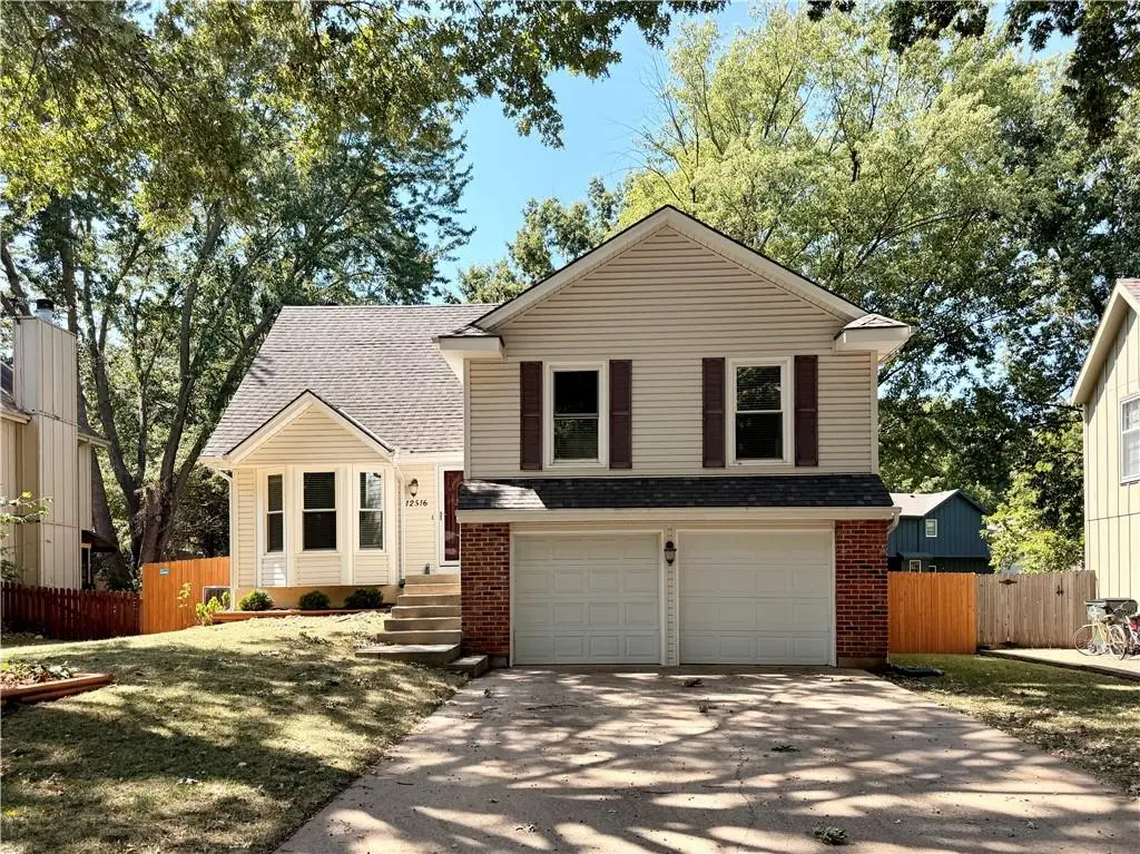 12516 S Cottonwood DR, Olathe, KS 66062