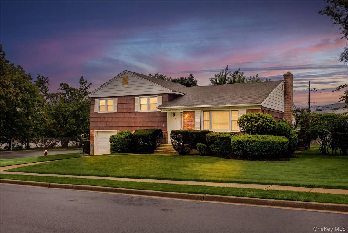 7 Barby LN, Plainview, NY 11803