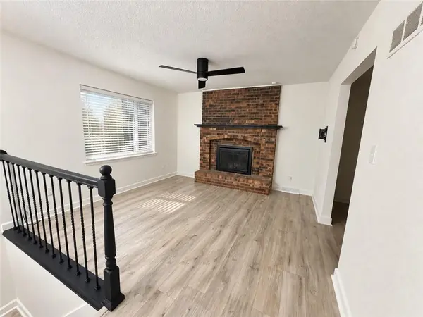 600 SW 35th TER, Lee's Summit, MO 64082