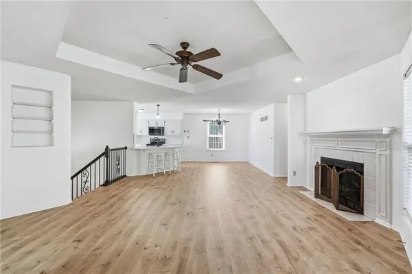 2558 NE Dale Hunter LN, Lee's Summit, MO 64086