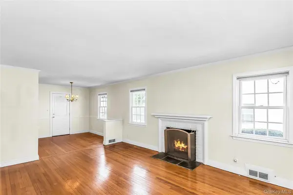 26 Ridge DR, Manhasset, NY 11030