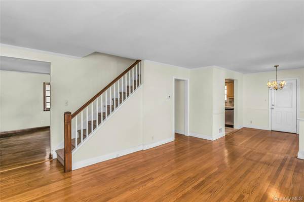 26 Ridge DR, Manhasset, NY 11030