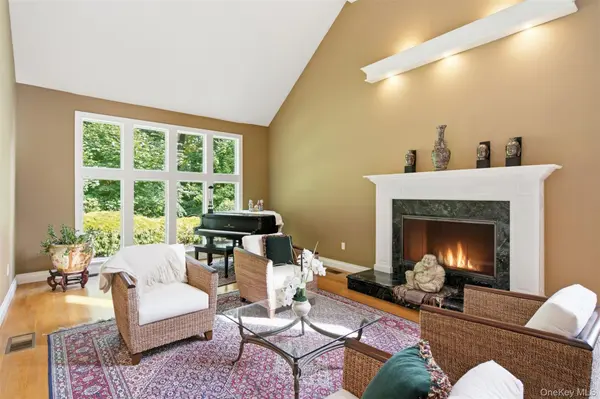 6 Target Rock DR, Lloyd Harbor, NY 11743
