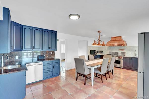 204 Bayview AVE, Massapequa, NY 11758