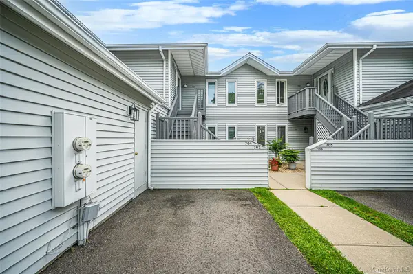 704 Fenway RD, Saint James, NY 11780