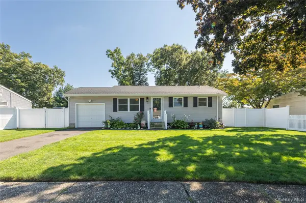 5 Norwalk LN, Selden, NY 11784