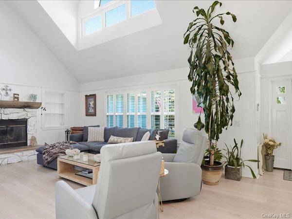 5 Deerland DR, East Quogue, NY 11942