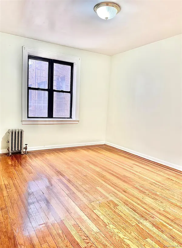 61-40 Saunders St #A12, Rego Park, NY 11374