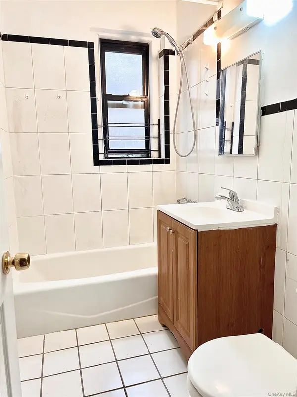 61-40 Saunders St #A12, Rego Park, NY 11374