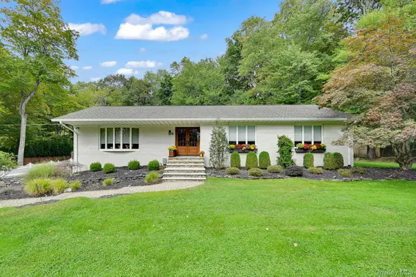 15 Ramapo LN, Chestnut Ridge, NY 10952