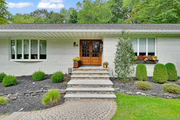 15 Ramapo LN, Chestnut Ridge, NY 10952