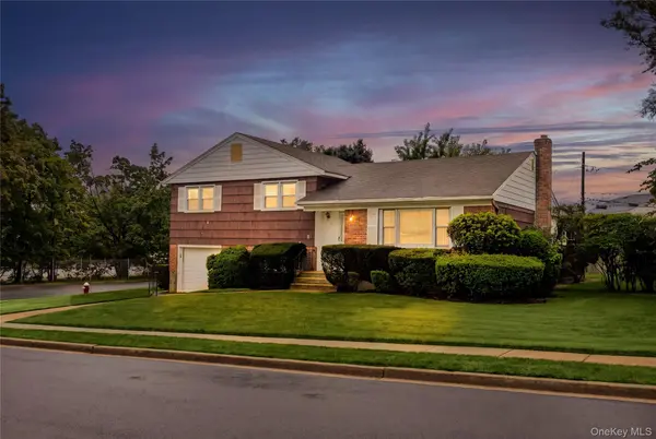 7 Barby LN, Plainview, NY 11803