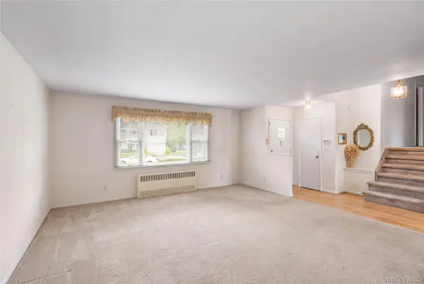 7 Barby LN, Plainview, NY 11803