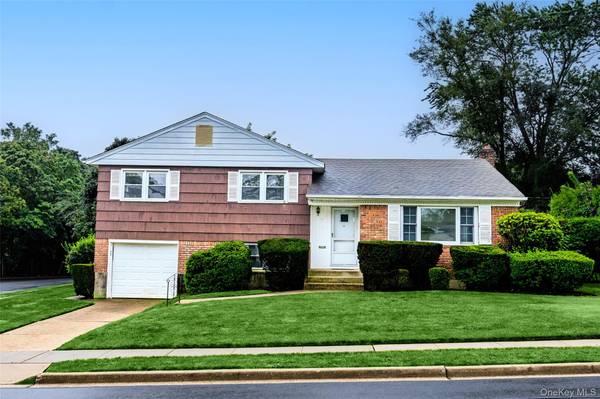 7 Barby LN, Plainview, NY 11803