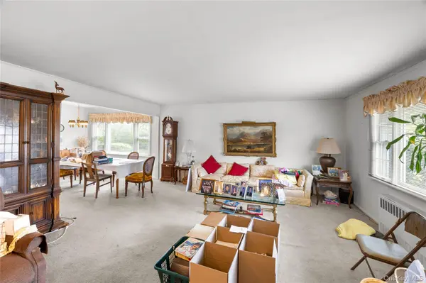 7 Barby LN, Plainview, NY 11803