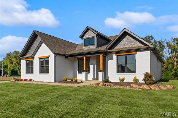 819 Daniel DR, Mascoutah, IL 62258
